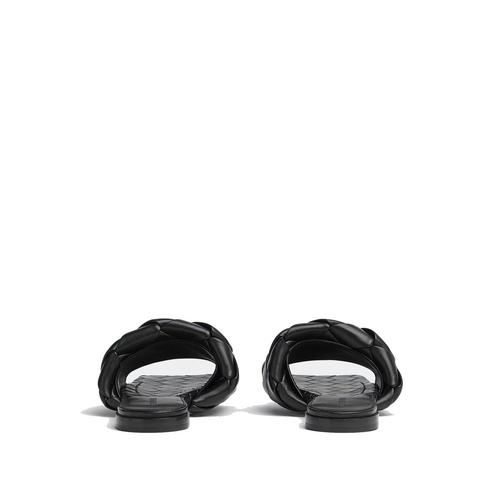 Sandales plates Bottega Veneta en cuir d'agneau noir