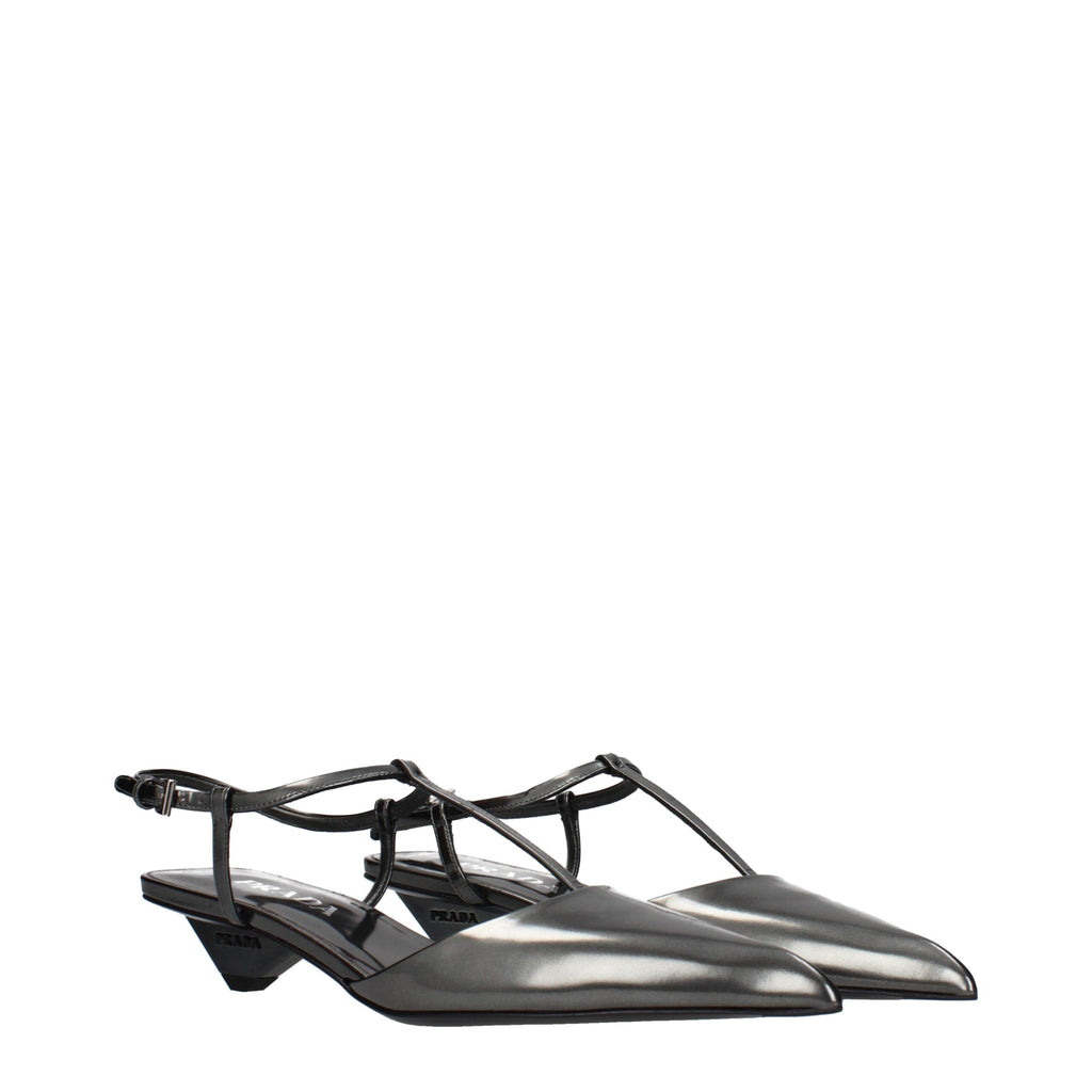 Sandales plates Prada en cuir gris