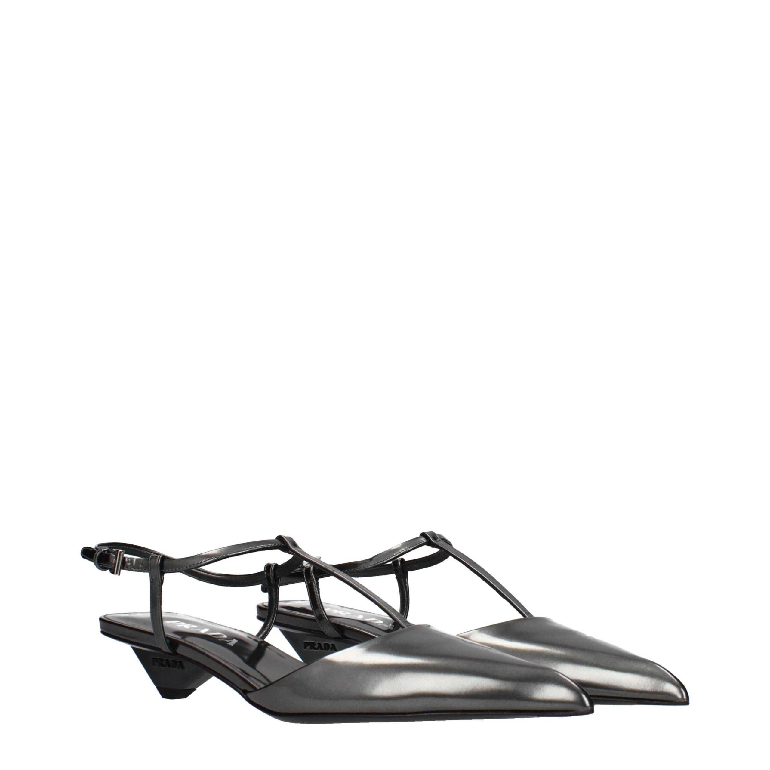 Sandales plates Prada en cuir gris