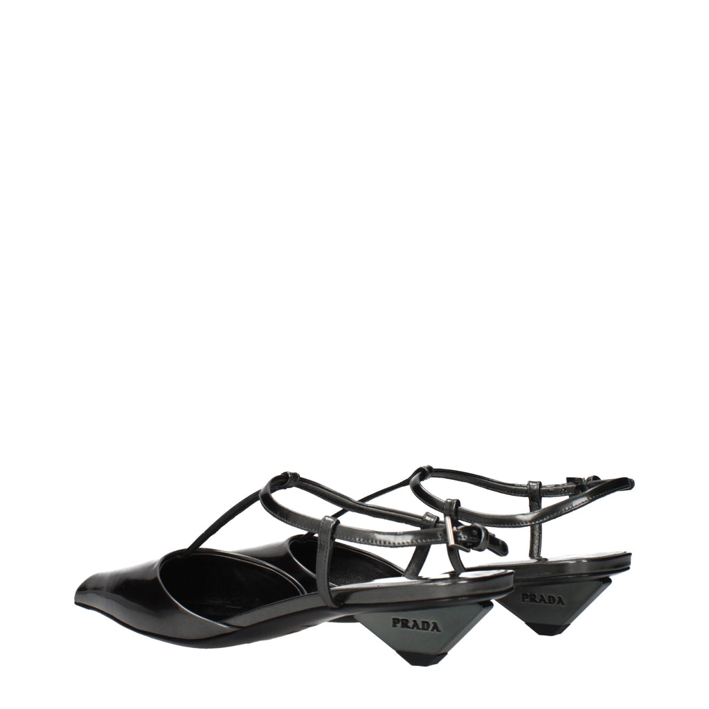 Sandales plates Prada en cuir gris